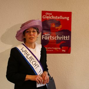 Silvia Hillenbrand als Frauenrechtlerin