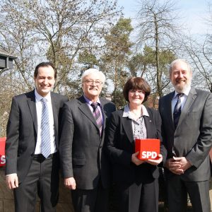 Bildunterschrift: Der neue geschäftsführende Unterbezirksvorstand (v.l.n.r.) stellv. Vorsitzender Jonathan Wulff (Fulda), Kassierer Winfried Kreß (Flieden), Vorsitzende Sabine Waschke MdL (Neuhof) und stellv. Vorsitzender Gerhard Kaiser (Burghaun). Es feh