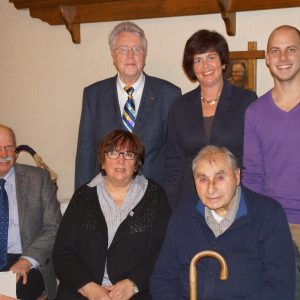(sitzend): Klaus-Dieter Stein (Künzell) stellv. Vorsitzender, Renata Schirmer (Flieden) Vorsitzende und Dr. Wendelin Enders (Petersberg) ehem. Bundestagsabgeordneter, hinten: Siegfried Richter (Bezirksvorsitzender AG SPD 60plus), Birgit Kömpel (Eichenzell