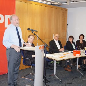 Bildunterschrift (v.l.n.r.): Pfarrer Prof. Dr. Karl-Heinrich Ostmeyer, Sabine Waschke MdL, Bundestagsvizepräsident Wolfgang Thierse, Bundestagskandidatin Birgit Kömpel, Moraltheologe Prof. Dr. Rupert Maria Scheule und Moderator Hermann Diel