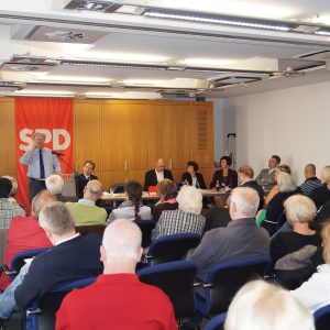 Zahlreiche Zuhörer im vollbesetzten Saal im ITZ Fulda folgen der Diskussion