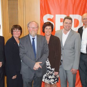Bildunterschrift (v.l.n.r.): Pfarrer Prof. Dr. Karl-Heinrich Ostmeyer, Sabine Waschke MdL, Bundestagsvizepräsident Wolfgang Thierse, Bundestagskandidatin Birgit Kömpel, Moraltheologe Prof. Dr. Rupert Maria Scheule und Moderator Hermann Diel